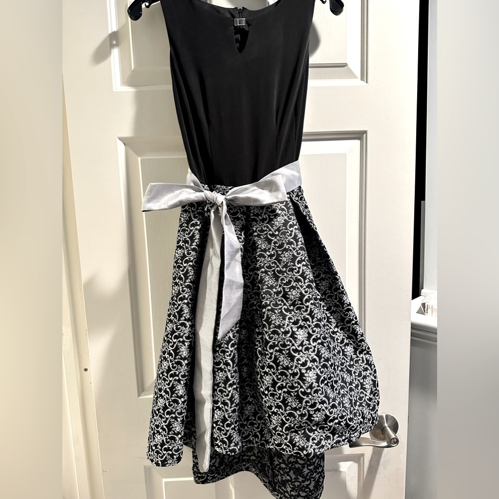 PARTY COCKTAIL FIT & FLAIRE DRESS - Size 6 Black and Silver - Worn Once